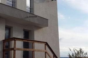 Furia furtunii de duminică a fost uriaşă! Scaun înfipt într-un bloc din Apahida la etajul 1 - FOTO