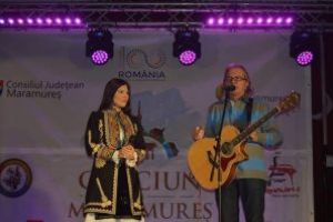 (VIDEO&FOTO) Craciun in Maramures: Ducu Bertzi si Paula Seling au cantat colinde in Baia Mare, Targu Lapus si Somcuta Mare
