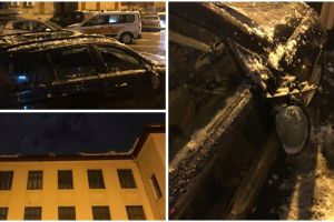 Maşină avariată în curtea PMT de zăpada căzută de pe instituţie. Era parcată lângă locul primarului