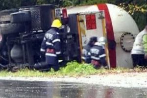 PERICOL DE INCENDIU pe DN1. O cisternă plină cu MOTORINĂ s-a RĂSTURNAT