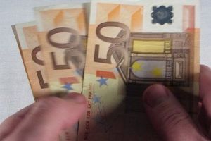 Furt de peste 100 de mii de euro dintr-o casă de schimb valutar din centrul Timişoarei