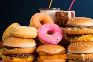 Lipsa somnului duce la obezitate. Cât sunt dispuşi oamenii obosiţi să plătească pentru „porcării”