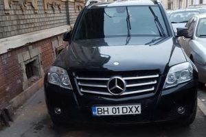 Bizonii rezistă: Șoferii care vin la Târgul de Crăciun parchează pe unde apucă