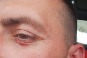 VIDEO: Unul dintre fraţii bătăuşi din Roşia de Amaradia a mai făcut o victimă, cu o zi înainte de Crăciun! Poliţia i-a deschis dosar penal