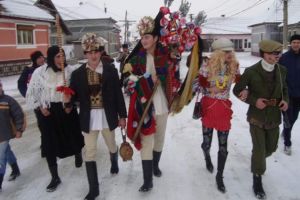 Cetele de feciori din Ţara Făgăraşului, păstrează obiceiurile străvechi ale sărbătorilor de iarnă