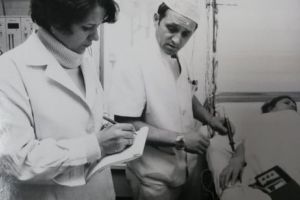 EROII DIN UMBRĂ. El este medicul care A SALVAT RĂNIȚII DE LA REVOLUȚIE! A scăpat ca prin minune de GLOANȚE