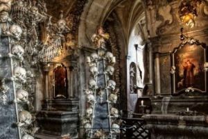 De CRĂCIUN, în BISERICA înălţată din OASELE a 40.000 de OAMENI