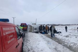 Accident in prima zi de Craciun. Un microbuz cu mai multe persoane, rasturnat (galerie foto) 