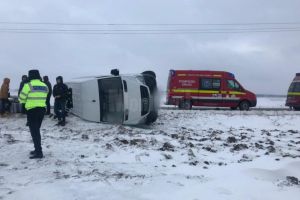 Un microbuz cu 18 pasageri s-a răsturnat, la Dumbrăveni