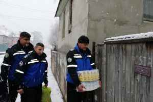 Masă bogată de Crăciun pentru o familie încercată de soartă