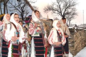 Maramures: Colindatorii inca mai primesc colaci de la gazde