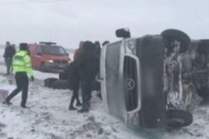 ACCIDENT GRAV în Suceava. Un microbuz plin cu OAMENI s-a RĂSTURNAT
