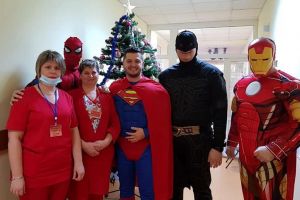Deghizaţi în Superman, Batman, Iron Man şi Spider Man, poliţiştii rutieri din Oradea au dus cadouri copiilor internaţi în Spitalul Municipal (FOTO)