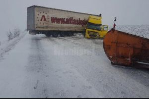 Circulaţie paralizată pe E 85, la Graniceşti. Cod Galben de vant în Suceava