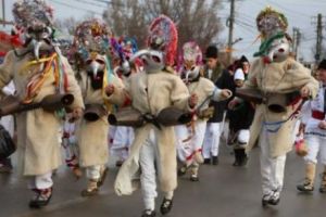 TRADIȚII de iarnă. ”Oleleul” şi ”Struţul” fac parte din suita personajelor miraculoase ce vestesc Crăciunul