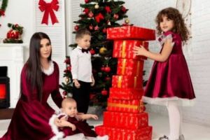 Poze rare cu Elena Băsescu şi cei trei copiii ai săi