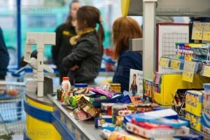 Programul magazinelor, centrelor comerciale, al băncilor şi poştei în perioada sărbătorilor de iarnă