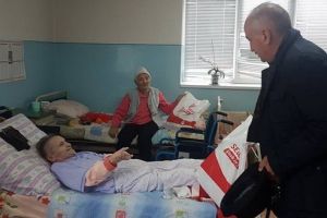 FOTO: Moş Crăciun… special, la Centrul de vârstnici din Sărmaşu