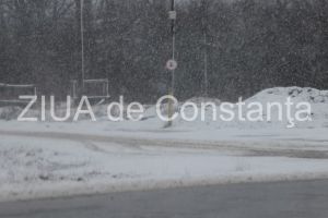 Turisti, blocati in masini, in muntii Bucegi. Jandarmii montani au intervenit pentru a deszapezi vehiculele