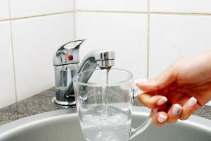 Instituţiile şi restaurantele ar putea fi obligate să ofere gratuit apă de la robinet!