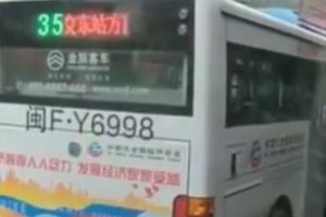 ATAC TERORIST? Un scelerat a intrat cu autobuzul în mulţime. Breaking news. VIDEO