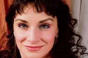 (VIDEOCLIP) “Galbenă gutuie”-un colind interpretat, pentru maramureseni, de actrita si cantareata Sanda Savolszky
