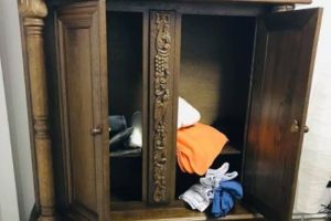 Casa unui celebru balerin călcată de hoţi în ajunul Crăciunului. Poliţiştii din Bistriţa acuzaţi că nu patrulează suficient