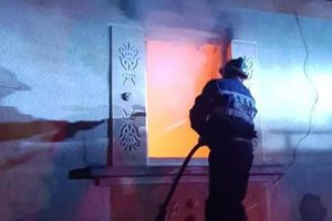 FOTO. Casă în flăcări! Proprietarii au plecat la colindat