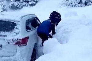 Turişti blocaţi pe munte, în Bucegi, din cauza viscolului – Sunt şi copii