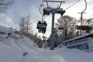 (FOTO) Iarna este un anotimp fructuos pentru orasul Cavnic. Turistii au ocupat toate locurile de cazare