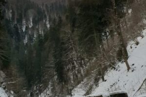 La Valea Vâlsanului, de rămâi blocat cu maşina nu ai nici semnal la telefon!