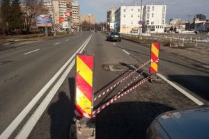 Groapă în asfalt semnalizată de un şofer care era să-şi rupă roata de la maşină în ea, la Timişoara