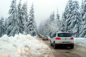 Atenţie, şoferi! Trafic aglomerat pe drumul de Stâna de Vale şi Vârtop