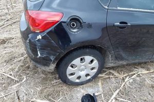 Maşina furată din Cârţa găsită pe un câmp la Arpaşul de Jos – Hoţii nu au reuşit să-i dea foc
