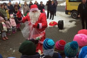 FOTO: Copiii din comuna Batoş vizitaţi de Moş Crăciun