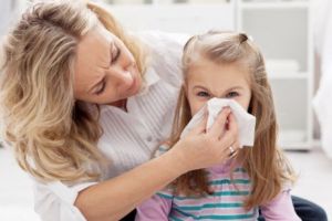Viroze respiratorii şi răceli de sezon la copii. Sfaturi UTILE care îi pot salva