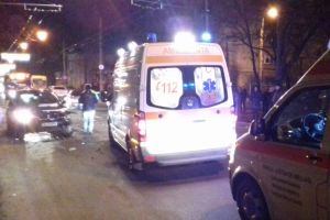 Cinci persoane rănite în urma unei ciocniri între două maşini