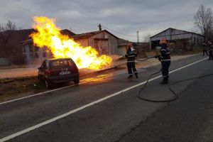 FOTO, VIDEO. Accidentul urmat de incendiu de la Petreşti: Șoferul care a lovit ţeava de gaze şi-a abandonat familia blocată în maşină. El fusese băut şi a fost reţinut