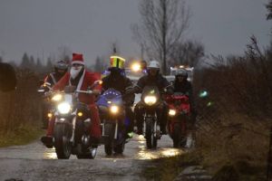 Moş Crăciun s-a urcat pe motocicletă şi a împărţit cadouri mai multor familii din Făgăraş (Foto)