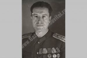 Absolvenţi dâmboviţeni ai Școlii Militare de la Saint-Cyr (IV) – General de brigadă de cavalerie Gabriel Vlădescu (1910 – ?)  S-a născut la 26 martie 1910 în comuna Gemenea, Raionul Târgovişte, judeţul Dâmboviţa, regiunea Ploieşti, ca fiu al lui Dumitru şi al Eugeniei Vlădescu, o familie de agricultori de condiţie modestă, şi având doi fraţi, pe Ovidiu şi Mihail, acesta din urmă devenind ulterior 