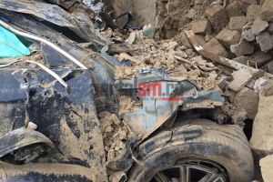 FOTO. Accident teribil. A intrat cu maşina într-o casă! Şoferul, „scos bucăţi”