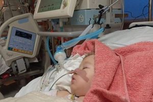 Apel umanitar, lacrimi şi speranţe pentru Larisa, micuţa rănită grav în accidentul în ...