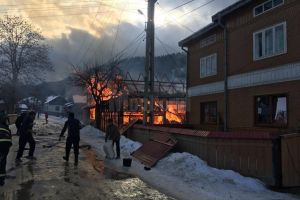 Casă salvată din calea unui incendiu foarte puternic, care a făcut pagube de 100.000 de lei