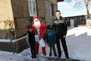 „Moş Crăciun poliţist” a mers cu daruri la familii nevoiaşe