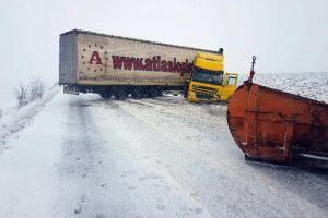 Rafalele puternice de vânt au dus la producerea unor accidente de Crăciun