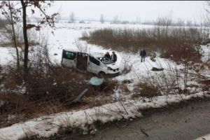 Accident în Arad: Un microbuz a ieşit în decor, trei persoane rănite