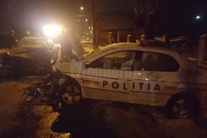 Maşină de poliţie, izbită violent de un Mercedes. Un poliţist a fost rănit grav