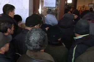 Coadă şi îmbulzeală la bilete pentru Revelion