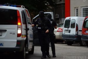Trei tâlhari au fost arestaţi la Aleşd: Au atacat doi bărbaţi cu spray-uri lacrimogene, ca să îi jefuiască de bani şi de telefoane