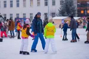 S-a deschis cel mai mare patinoar din zona Sibiului – În parcare la Shopping City Sibiu